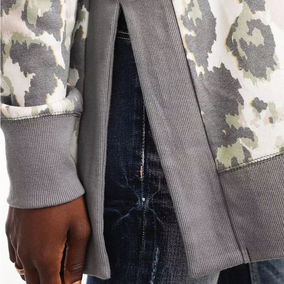 NWOT BKE Oversized ribbed trim pullover
Side vents size medium - Picture 3 of 3